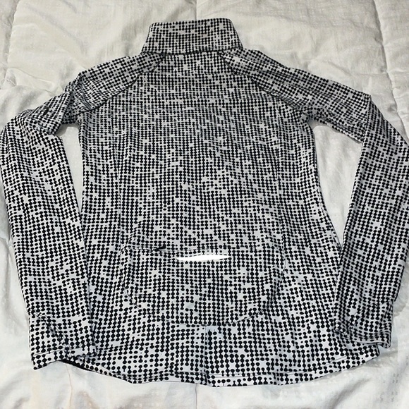 Price is firm, unless bundled with another listing w the 4 UA tops - Picture 3 of 5